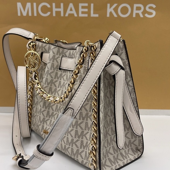 MICHAEL KORS
Mina Small Signature Logo Chain Crossbody Bag
Light Cream
NWT - Picture 16 of 16